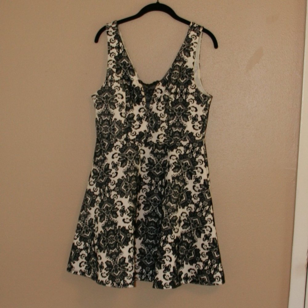 Bailey Blue Raised Velvet Sleeveless Cocktail Dress w/ pick a boo Lace Size L